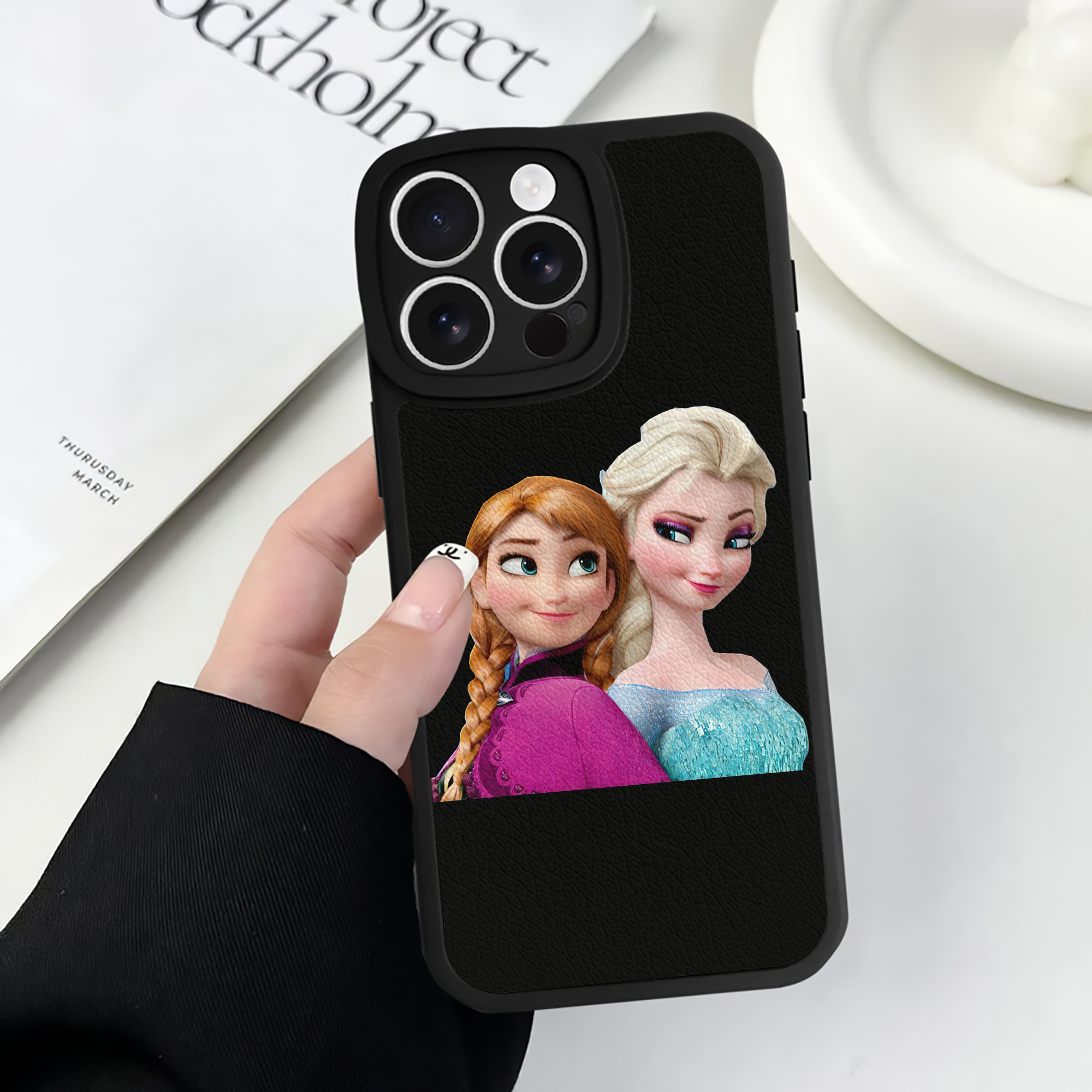 （画像用） アナと雪の女王 アンナ エルサ Frozen Anna Elsa 【iPhone 16シリーズ対応】シリコンスマホケース（レザー調） 材質：シリコン